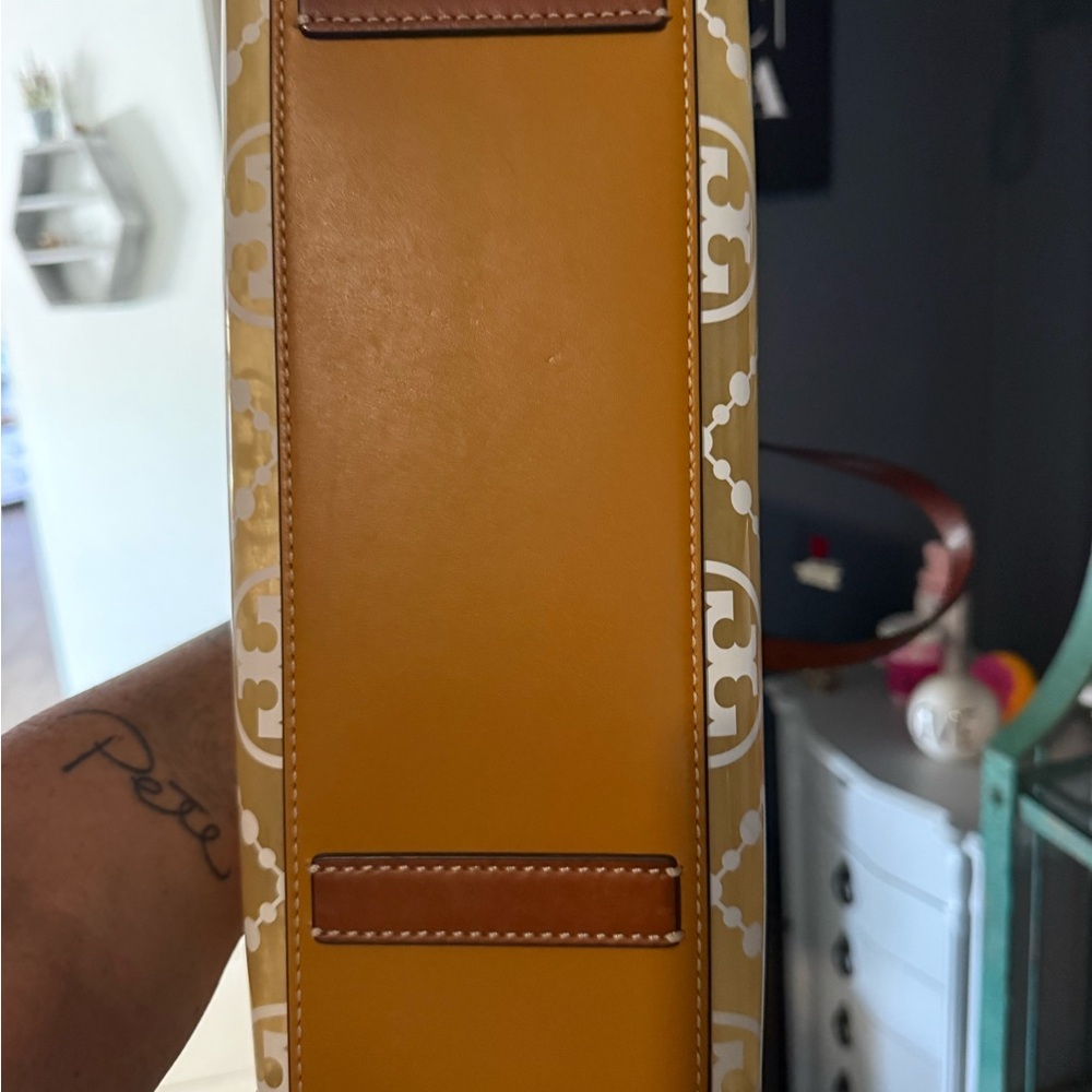 Tory Burch Cream Leather Crossbody with Logo-Print Tote Accent - Picture 6 of 6